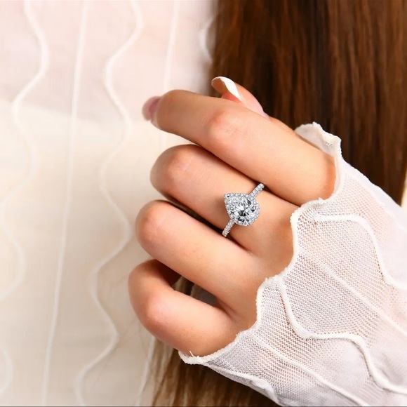 2CT Pear cut genuine engagement ring - Picture 4 of 14